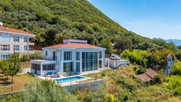 Luxuriöse zweistöckige Villa mit Panoramablick über die Bucht, nur 5 Minuten von Portonovi entfernt in Kumbor, Herceg Novi.