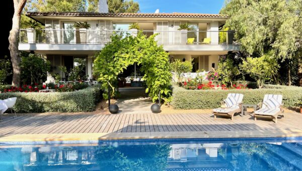 Villa mit Pool, mediterranem Garten und Loungebereich im balinesischen Stil in Mallorca